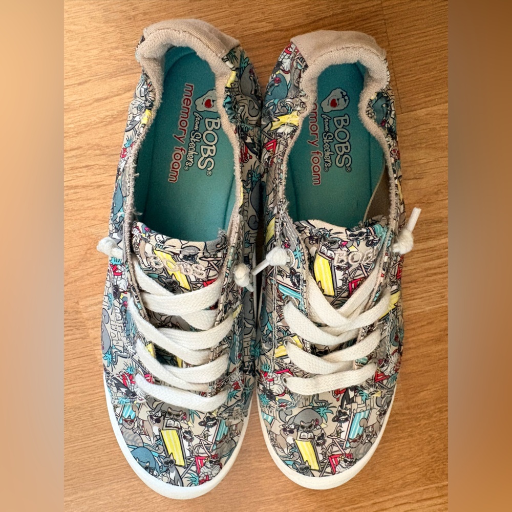 Women’s Skechers BOBS Beach Bingo cat slip on shoes. Size 10